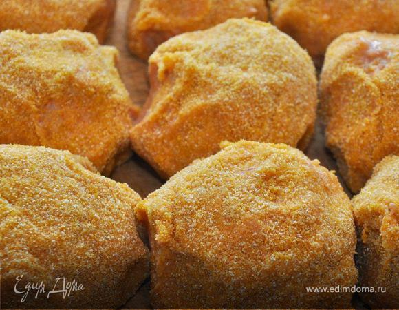 Из охлажденного фарша слепить шарики (полпетты) и обвалять в поленте (мелкой кукурузной муке). Затем слегка обжарить полпетты на оливковом масле до образования корочки и выложить в глубокий противень для запекания.