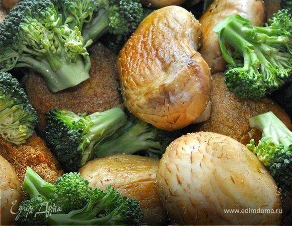 Шампиньоны тоже немного обжарить, постоянно встряхивая до золотистого цвета. Выложить грибы и соцветия брокколи к мясным шарикам, равномерно распределив их между собой.