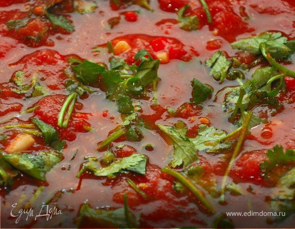 Включить разогреваться духовку до 200гр. За это время приготовим соусы сальса и бешамель.  Томаты размять вилкой, чеснок и чили измельчить. На сковородку налить немного оливкового масла, обжарить на нем чеснок и чили не больше минуты, влить томаты с соком, щепотку соли и перца, тушить минут 5 на среднем огне постоянно помешивая, в конце добавить свежий кориандр.  Для бешамель в антипригарном сотейнике растопить сливочное масло (небольшой кусок) и обжарить в нем муку до золотистого цвета, затем постепенно вливать молоко постоянно промешивая венчиком, мешать на слабом огне пока соус не загустеет, добавить соль и щепотку куркумы для придания золотисто-оранжевого оттенка.