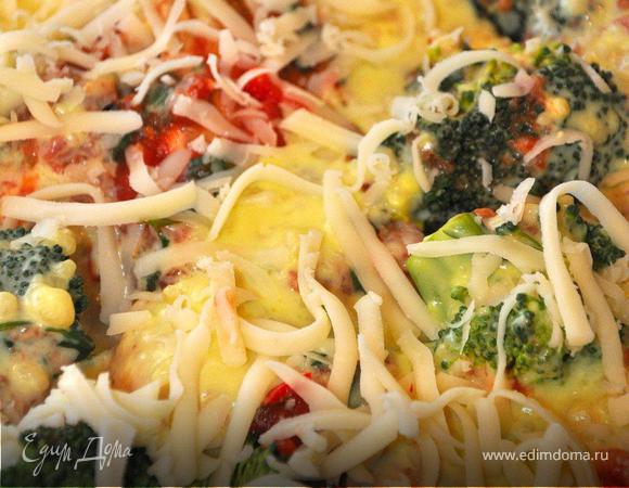 Теперь проливаем соусом наше блюдо, сначала сальсой, а затем соусом бешамель, сверху натираем на крупной терке моцареллу.