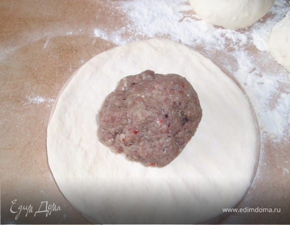 поставить опару-растворить в теплом молоке дрожжи,сахар и щепотку муки.Когда опара поднимется пеной-"шапкой" смешать ее с остальными ингредиентами, желательно комнатной температуры.Поставить подходить в теплое место на 1 час.Приготовить начинку и поставить ее в холодильник.Подошедшее тесто разделить на 3 равных части и так же начинку.Взять две круглых доски диаметром 24 см.Одну посыпать мукой,положить на нее колобок из теста и размять его по форме доски, сверху положить начинку