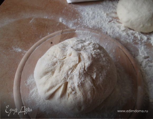 защипываем,формируя все тот же колобок.Постоянно подпыляем мукой, чтобы тесто не липло к доске и рукам