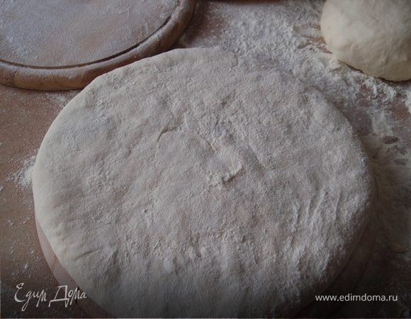 опять разминаем по форме доски, стараясь не порвать тесто