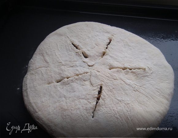 перекладываем пирог на смазанный растительным маслом противень .делаем это аккуратно двумя ладонями.Надрезаем верхний слой теста в виде лучиков солнца, не соединяя в середине.(не прорежьте нижний слой теста!)