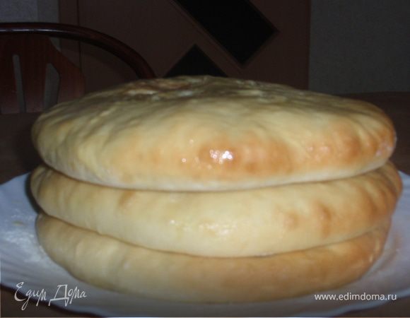 выпекаем в духовке при температуре 230 градусов 10 минут на нижнем уровне и 7 минут на втором сверху уровне.За две минуты до окончания можно в надрез влить 1 ложку бульона.Готовый пирог выкладываем на блюдо, смазываем растопленным сливочным маслом.Все пироги складываем друг на друга стопкой.