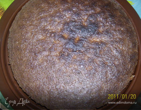 Из воды, сахара и коньяка сварить сироп. Для крема взбить масло с коньяком и со сгущенкой. Готовый бисквит разрезать на два коржа, пропитать сиропом, прослоить. 