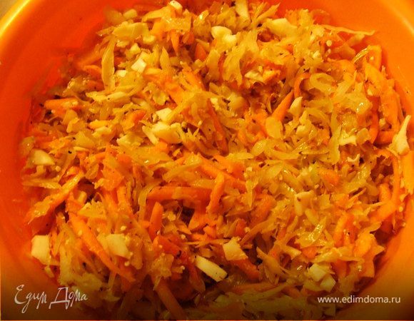 Начинка:
Нарезать лук и капусту, обжарить на подсолнечном масле. Тыкву нарезать соломкой или кубиками(я использовала комбайн). Яйца сварить вкрутую и мелко нарезать. Все перемешать, посолить и поперчить по вкусу.
