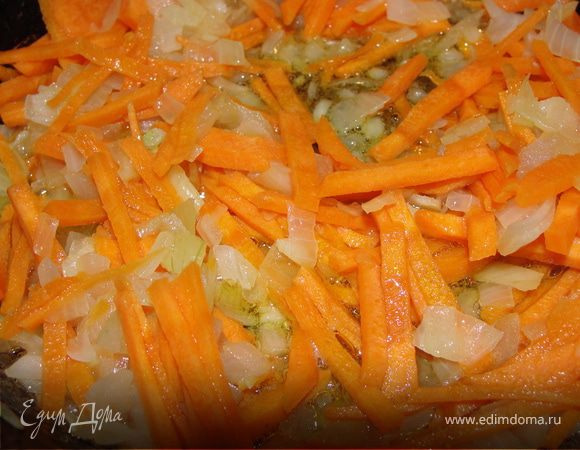 Лук очистить, нарезать кубиками. морковь и колбасу-соломкой. Все обжарить в масле.