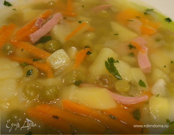 В кастрюлю с кипящей водой засыпать нарезанный кубиками картофель, обжаренные морковь с луком и колбасой, немного проварить, затем добавить горошек.Варить до готовности овощей. В конце варки добавить соль. при подаче посыпать мелко порубленной зеленью