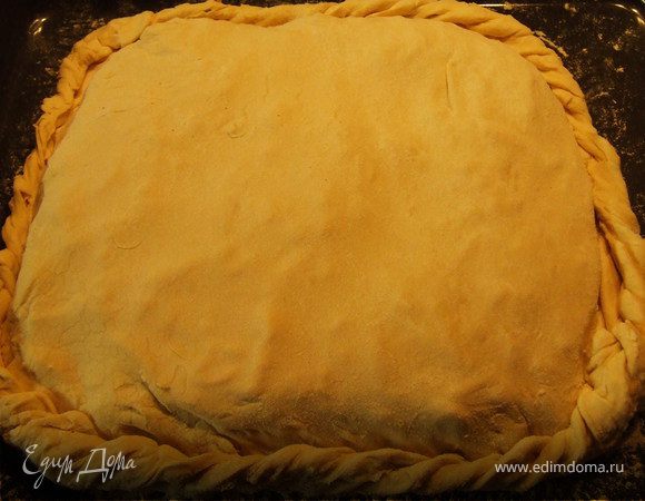 Тесто делим на 2 части, раскатываем, выкладываем начинку на один слой, сверху накрываем вторым слоем теста и скрепляем края.
