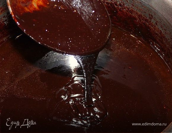 В высокой кастрюльке растопить масло, какао и сахар (капнуть воды) и снять с огня.