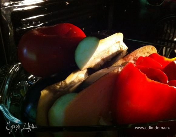 Промыть тщательно и выложить в блюдо для запекания все овощи. Поставить в духовку при температуре 200 гр. Отварить белую фасоль в подсоленной воде (фасоль не должна развариться, лучше оставить ее немного твердой, или также запечь в небольшом количестве бульона из овощей). Порубить зелень и орехи.