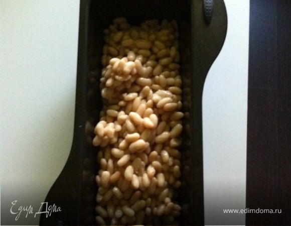 После того как овощи запеклись и фасоль приготовилась, переложить все овощи в блендер и перемолоть, или - так натуральнее - размять все вилкой и смешать со специями зеленью и орехами. Подавать овощную смесь как подливу к фасоли.