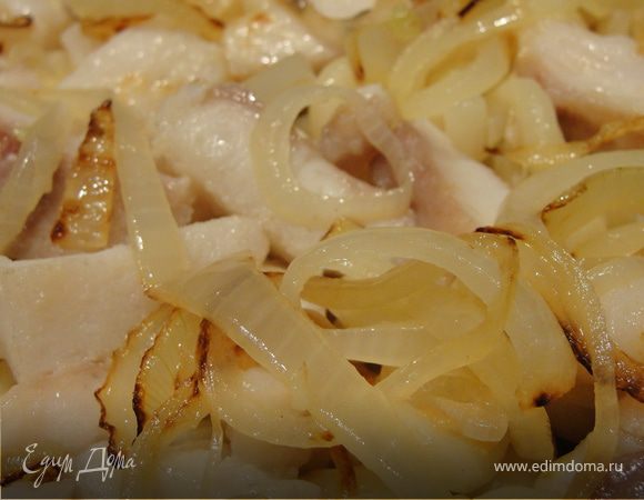 Рыбное филе нарезать на кусочки и слегка припустить в маленьком количестве воды. можно с приправами.Макароны отварить в подсоленной воде. откинуть на дуршлаг. Лук нарезать кольцами, слегка обжарить на слив. масле.