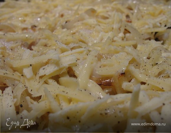 В смазанную маслом форму положить отваренные макароны, на них подготовленную рыбу. смешанную с обжаренным луком. Залить все молочно-яичной заливкой, посыпать тертым сыром и полить растопленным слив. маслом. 