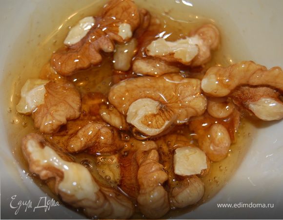 Смешать мёд с соевым соусом, у меня был мёд жидкий, на мой взгляд такой лучше всего подходит. Выложила орехи в смесь и оставила на пару часов, изредка перемешивая.