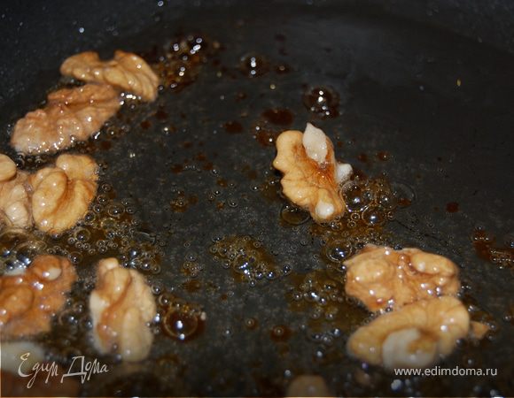 В глубокой сковороде разогреть масло и обжарить орехи до золотисто-коричневого цвета. Я взяла обычную сковороду и совсем немного масла, т.к. у меня было буквально несколько орешков. Обжаренные орехи выложить на бумажное полотенце, чтоб удалить излишки масла.Все!Чжу ни вэйкоу хао! 