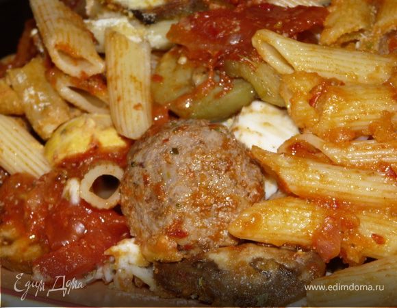 Смазать огнеупорную кастрюлю или форму и обсыпать сухариками. Теперь слоями выложить макароны, тефтели с соусом, баклажаны, яйца, базилик и сыр и повторить (2 раза вышло).
Духовку разогреть до 200С. Поставить кастрюлю и запечь около 15 минут, до образования корочки.
При подаче можно вывернуть на тарелку в форме башни (у меня с одной стороны она немного развалилась).