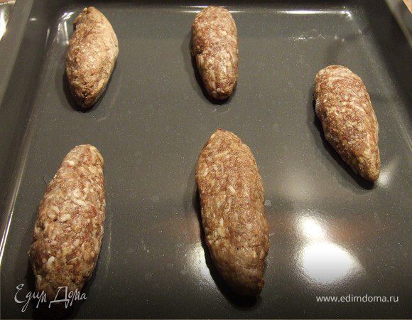 Фарш солим, перчим. Формируем котлетки и выкладываем на противень.