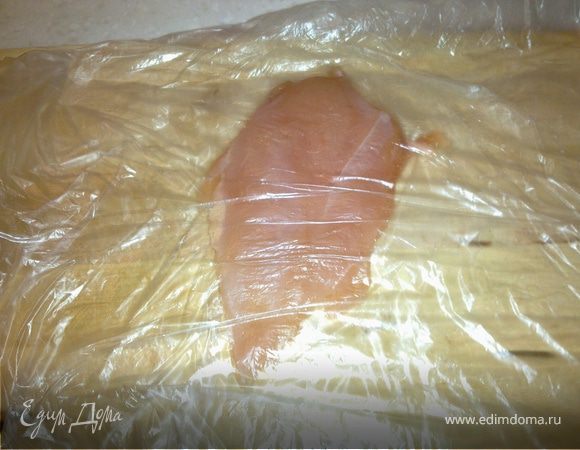 Отбить курин.филе. Я отбиваю в пакетике,чтоб сохранить вокруг чистоту.