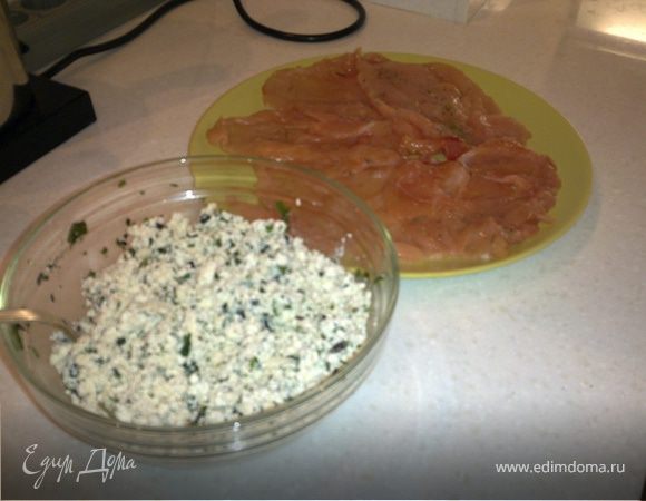 Творог смешать с зеленью,добавить соль и перец,на свой вкус.