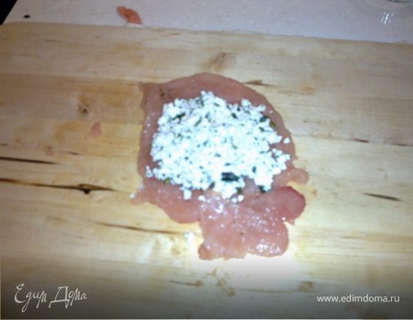 Творог с зеленью выкладывать на куриные листочки и завернуть рулетиком. скреплять ничем не надо,рулетики не разваливаются.