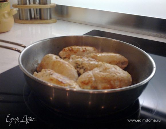 В разогретую с маслом сковороду выложить рулетики. Обжаривать со всех сторон.