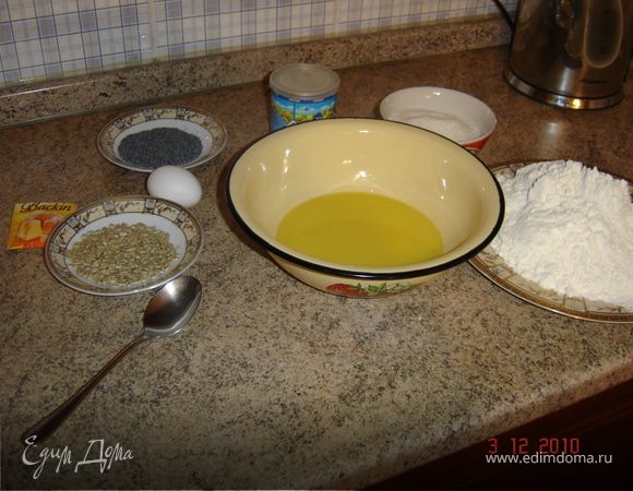 Подготовить все ингредиенты. Растопить сливочное масло.