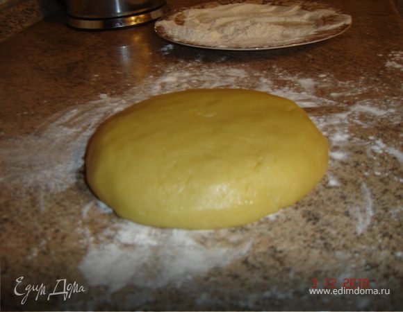 Смешать масло с сахаром, добавить яйцо, соду (погашенную уксусом или лимонным соком), муку и замесить тесто. 