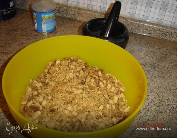 Готовый корж остудить, поломать как можно мельче, добавить сгущенное молоко и тщательно перемешать.