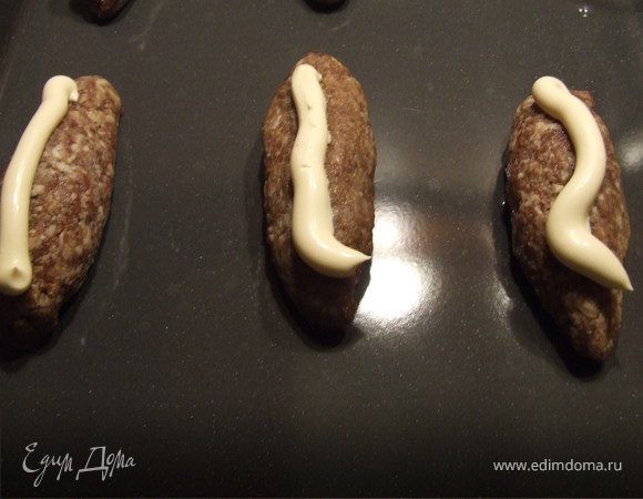 На каждую котлетку выдавливаем немного майонеза.