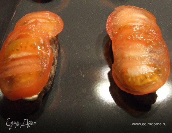 Помидоры нарезаем тонкими кружочкакми и выкладываем на котлетки.