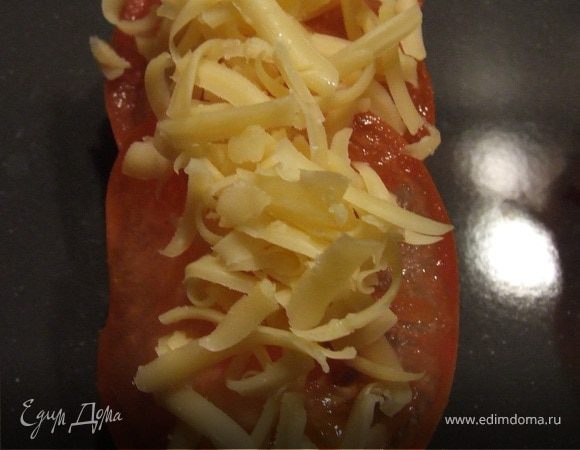 Натираем сыр и посыпаем котлетки.