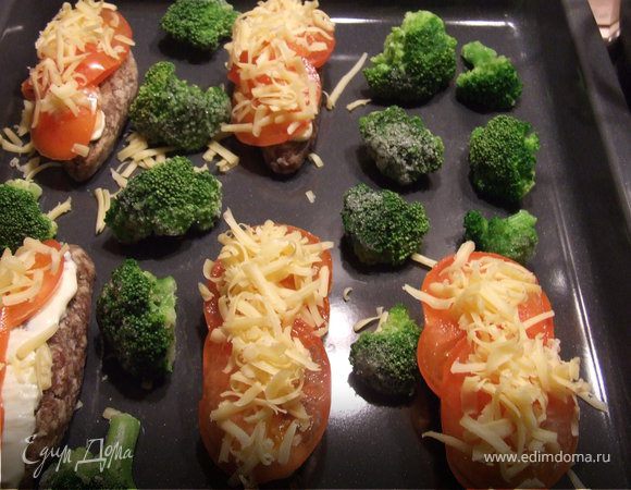 Выкладываем любые овощи на противень, они будут гарниром к нашим котлеткам. в моем случае брокколи