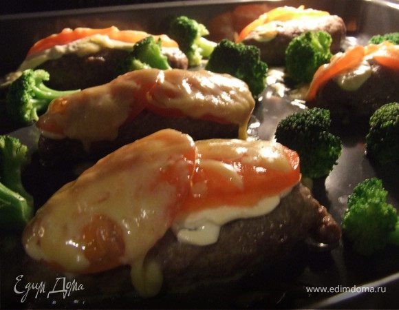 Отправляем в разогретую духовку на 30-40 минут. Приятного аппетита!
Брокколи можно полить немного соевым соусом)