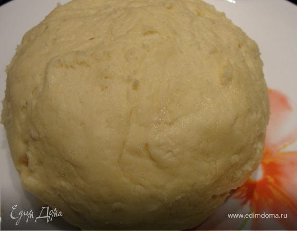 Муку перемешать с содой и просеять. Сметану, яйца, сахар, соль перемешать до растворения соли и сахара.Добавить мед. Предварительно размятое масло сбить в посуде деревянной лопаточкой в течении 5-8 мин, постепенно добавлять смесь сметаны с яйцами, затем муку и быстро в течение 20-30 сек. замесить тесто.