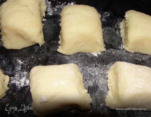 Из теста сформировать мелкие, по 20 гр.крендельки. Я сначала сделала колбаски, разрезала на несколько кусочков.