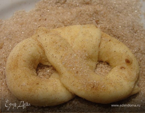 Затем каждый шарик раскатала опять в тоненькую колбаску.и сформировала крендельки. Посыпала сахаром с корицей