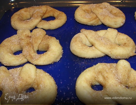 Разложить на противне, смаз. маслом и выпекать в духовке при 220-240С 12-15 мин.