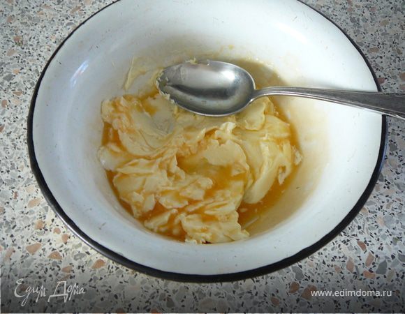Яйца разделить на белки и желтки. Желтки растереть с размягченным маслом.