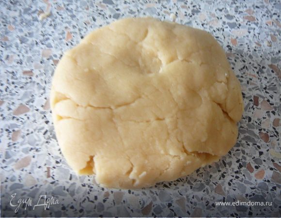 Добавить сахарную пудру, затем муку. Замесить тесто.