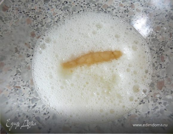 Белки взбить до пены.Орехи размолоть до крошки. Скатанную колбаску окунуть в белковой массе , затем в ореховой крошке или в кунжуте.