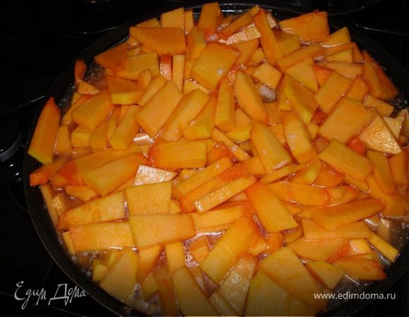 Духовку включить на 200С. Выбрать ёмкую форму для запекания. Тыкву очистить от кожуры и семечек, мякоть нарезать кусочками, полить немного оливковым маслом, перемешать и залить бульоном. Хорошо подходит и куриный, и мясной. Поставить в духовку.