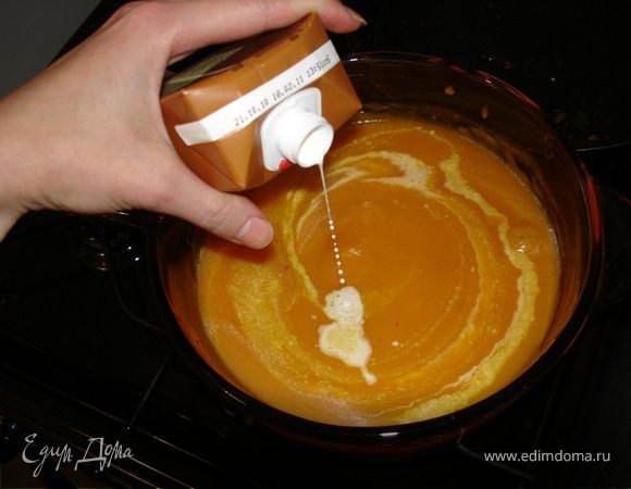 Тыкву с бульоном измельчить в блендере, в готовое пюре добавить соль, специи (я люблю "карри"), сливки и дать закипеть.