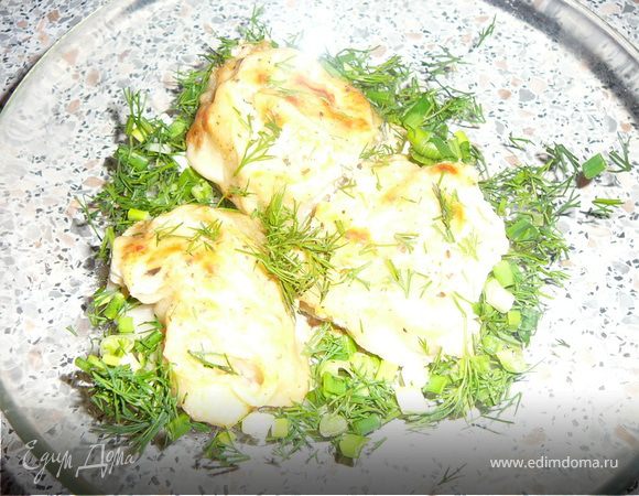 Сделать соус из сметаны, сыра, кетчупа, оливкового масла и базилика. Форму для запекания смазать маслом. Выложить в нее отваренные манты. Залить соусом и выпекать в духовке в течении 20 минут при температуре 180-200 С. Подавать с зеленью.