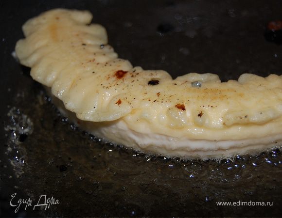 Бананы очистить, можно нарезать на мелкие части, я делала целиком, т.к. бананы были куплены специально маленькие. Окунаем в кляр, кладем в масло и обжариваем со всех сторон до образования румяной хрустящей корочки. 