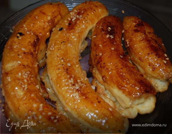 Достаем бананы из фритюра, опускаем в сироп, покрываем карамелью и осторожно вилкой или китайскими деревянными палочками достаем из сиропа и на пару секунд опускаем в миску с ледяной водой, чтоб мгновенно остудить карамель, затем перекладываем на смазанную растительным маслом тарелку. Украшаем на свое усмотрение. Приятного аппетита!