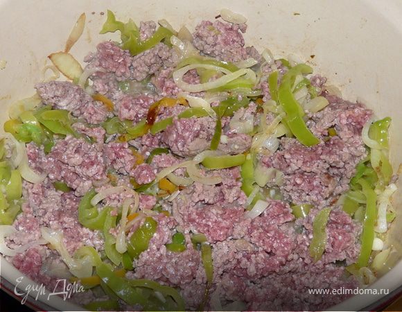 В большой тяжелой кастрюле разогреть масло и положить бекон. Добавить болгарский перец, чили и лук и потушить 5 минут. Добавить чеснок, фарш и колбаску и иногда помешивая подержать минут 10. 