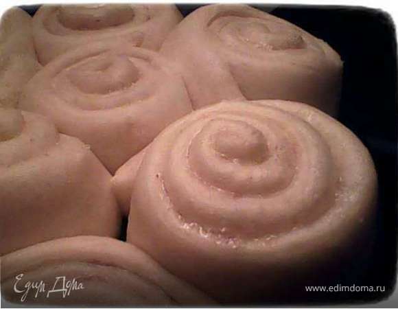 Противень смазать маслом (или выстелить пергаментом) и выложить "улитки" на расстоянии 2-3 см друг от друга и от краев. Если расстояние будет маленькое, то получится один огромный синнабон как на этом фото, т.к. тесто сильно "распухает":)) 