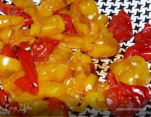 Перцы помыть, обсушить, порезать не мебольшие сегменты.
Выложить на плоскую тарелку.Запекать в микро при полной мощности 20 минут.В процессе несколько раз перемешать.